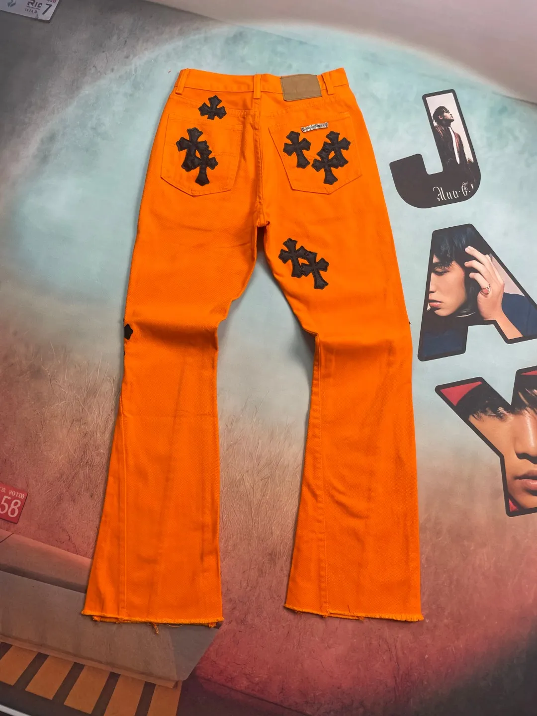 🅿️280 🔘Style No.-KL159 🔘Cro Heart𝐂𝐡𝐫𝐨𝐦𝐞 𝐇𝐞𝐚𝐫𝐭 Orange Cow King patchwork leather cross flared jeans* This Crow Heart orange Cow King jeans are really a treasure in the fashion circle! It is made of high-quality denim fabric, which is very thick and has great texture. The bright orange color is particularly eye-catching, and it will definitely turn heads when walking on the street! The black cross element on the top is the classic logo of Crow Heart. The lambskin is accurately sewn on using laser alignment technology, which is particularly delicate. The hardware is also specially customized, durable and stylish. The overall distressed and washed process makes the pants full of retro charm, and the texture of each pair is unique. To match, wear a simple white cotton short T-shirt and a pair of white shoes to look youthful and fashionable. If you want to be cooler, wear a black leather jacket and Martin boots to instantly become a street trendy person! It can be worn by both men and women, and it is even more eye-catching when couples wear it together, easily becoming the focus of fashion!  Size: S M L XL (28.30.32.34) Color: Orange